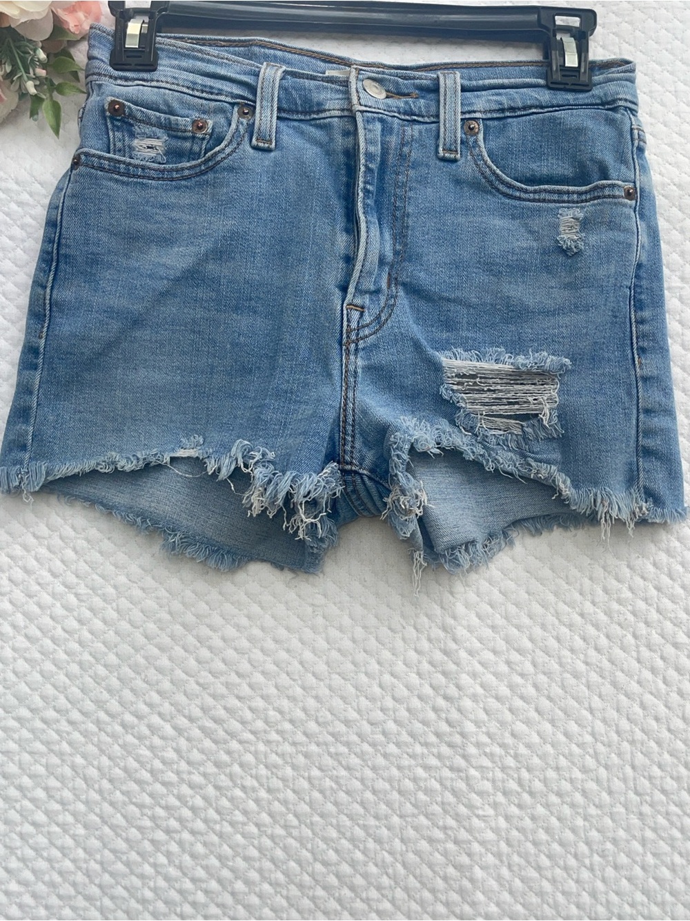 Levi’s Women’s High Rise Distressed Denim Shorts Size 26 Raw Hem Light Wash